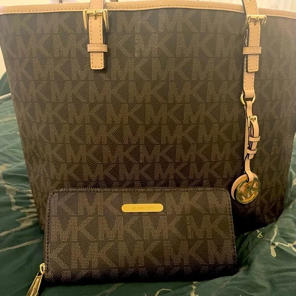 ❌SOLD❌Michael Kors Jet Set Travel Top Zip Signature
Tote Brown. & Wallet - Picture 2 of 13